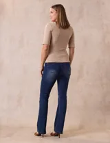 Remera color beige de tejido rib, con cuello redondo y manga corta.