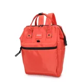 Mochila de nylon color naranja con cierre principal tipo boca de pez y múltiples cierres. Presenta bolsillos laterales y un bolsillo posterior antirrobo.