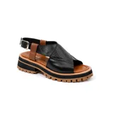 Sandalia de cuero vacuno color negro, con suela de goma deportiva, hebilla al tobillo y horma ancha.