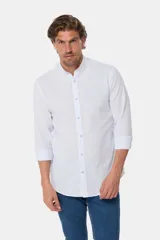 Camisa celeste a rayas de lino, con cuello mao y corte slim.