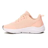 Championes deportivos Diadora modelo Orion para mujer, color rosa pálido con logo lateral en color crema. Tienen capellada de malla transpirable, cordones a tono y suela blanca con puntera de goma negra.