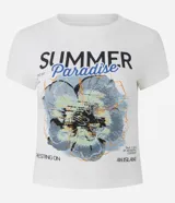 Remera de algodón color crudo, de corte ajustado, cuello redondo y manga corta. Estampado frontal con la frase "Summer Paradise" y un diseño floral.