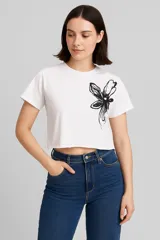 Remera cropped blanca de algodón con estampado de flor negra, corte holgado y cuello redondo.