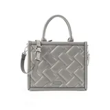 Cartera tipo tote color gris con diseño acolchado en símil cuero. Tiene acceso con cierre, asas fijas y correa regulable extraíble. El interior está forrado en tela de algodón y poliéster y cuenta con un bolsillo con cierre y dos abiertos.