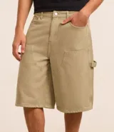 Bermuda masculina color beige, corte baggy relaxed, confeccionada en sarga lavada de algodón. Posee cintura con trabilla, cierre tradicional y bolsillo carpintero.