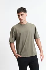 Remera verde militar de manga corta, corte boxy y cuello redondo.