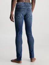 Pantalón de jean azul oscuro, de corte skinny, con tiro bajo y cinco bolsillos.