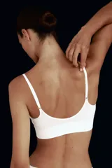 Bralette blanco de breteles finos regulables y bajo ancho acanalado. Copas forradas con relleno extraíble.