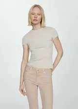 Pantalón de jean color beige, de corte flare, tiro alto y largo crop con terminación desflecada.