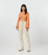 Pantalón zanahoria color crema con textura de cuadros, cordón ajustable en la cintura, bolsillos delanteros y traseros.