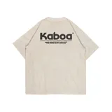 Remera oversize color gris claro con estampado gráfico de un perrito y texto divertido.