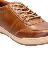 Championes urbanos Hush Puppies modelo Draper, color azul marino, confeccionados en cuero, con cordones grises, plantilla Smart Foam® y suela de goma color beige.