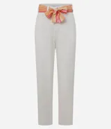 Pantalón mom color crudo confeccionado en sarga de algodón BCI, con bolsillos delanteros y traseros, cierre con botón y cremallera, y pañuelo estampado a modo de cinturón.