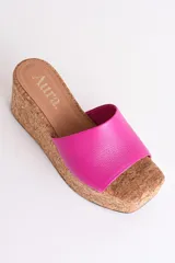 Sandalia negra de cuero con plataforma de corcho, taco de 6.5 cm y plantilla cuadrada.