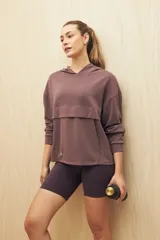 Calza biker azul de tiro alto, confeccionada en tela suave y confortable.