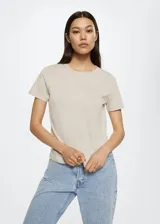 Remera beige de algodón con cuello redondo y mangas cortas.