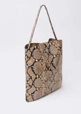 Bolso tipo shopper con estampado animal print, anilla metálica y asa de mano.