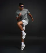 Remera deportiva gris de jacquard con cuello redondo y manga corta. Presenta estampa abstracta y tecnología Dry.