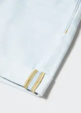 Short de jean celeste claro, tiro alto, corte mom-fit, con bolsillos laterales y traseros, trabillas y bajo con vuelta.