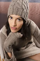 Gorro tejido a mano color crudo, con diseño de ochos, confeccionado en lana fina sin teñir.