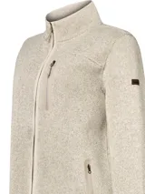 Campera micropolar color beige, de corte recto, con cuello alto y cierre frontal completo. Tiene un bolsillo vertical con cierre en el pecho y dos bolsillos laterales con cierre.