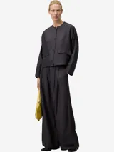 Sobrecamisa gris de lino y viscosa con cuello caja, manga japonesa, botonadura frontal y bolsillos de tapeta con botón.