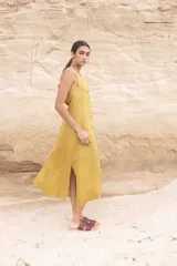 Vestido midi azul con botones frontales, escote en V y sin mangas.