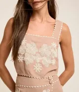 Blusa cropped de viscolino color beige con breteles anchos, escote cuadrado con detalle de ondas y bordado floral.
