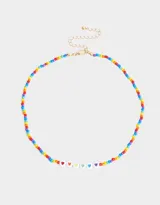 Collar corto de mostacillas de colores con dije de corazones blancos con corazones de colores.