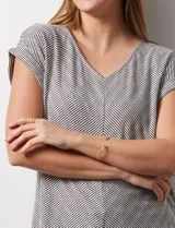 Remera de mangas cortas con cuello en V y estampado a rayas horizontales blancas y negras.
