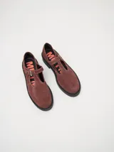 Guillerminas de cuero gamuza color marrón con pespuntes en hilo blanco, taco de 4cm y plataforma de goma.