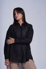 Camisa manga 3/4 color lila con textura arrugada, cuello clásico y dos bolsillos frontales.