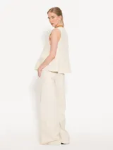 Pantalón wide de algodón color rosa lavado, con recortes curvos en las piernas, costuras destacadas, bolsillos diagonales en el frente y bolsillos plaqué en la espalda.