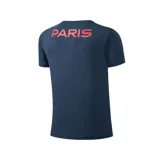 Remera azul marino de algodón con cuello redondo y manga corta. Estampado frontal con el escudo del Paris Saint-Germain y la palabra "Paris" en rojo.