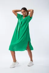 Vestido verde Benetton de corte recto y largo midi, con mangas cortas y cuello redondo.
