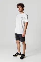 Short negro de corte recto con cordón ajustable en la cintura.