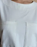 Remera negra con cuello redondo y mangas cortas, con detalle de pespuntes blancos en cuello, mangas, bolsillos frontales y ruedo.