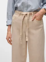 Pantalón jean color crudo, corte wide leg, tiro medio, con bolsillos delanteros y traseros.