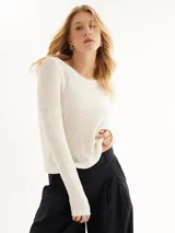 Sweater de punto color crudo, de mangas largas y corte holgado.