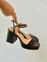 Sandalias negras de tacón bloque con pulsera al tobillo.
