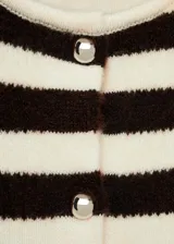 Cárdigan de punto con rayas horizontales marrones y beige, cuello redondo y cierre frontal con botones.