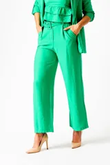 Pantalón de vestir verde Benetton, de corte recto, con bolsillos laterales y cinturón con hebilla forrada.