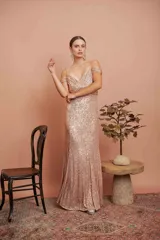 Vestido largo de fiesta con lentejuelas color rose, escote cruzado y corte sirena.