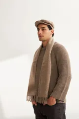 Bufanda unisex con flecos, confeccionada en lana fina sin teñir, con diseño pata de gallo en tonos beige y marrón.