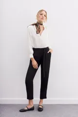 Pantalón sastrero negro con estampado jacquard, corte al tobillo, presillas y lazo de ajuste en la cintura elastizada.