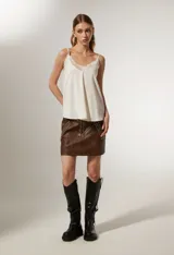 Musculosa negra de bretel fino con escote en V y detalle de encaje en el escote.