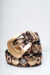 Cinto de cuero sintético con estampado animal print, hebilla metálica dorada y apliques de tachas circulares doradas.