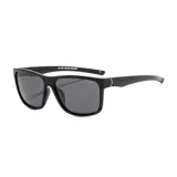 Lentes de sol unisex con marco negro y verde, lentes polarizados con filtro UV 400. Fabricados con plástico reciclado. Incluye estuche.