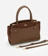 Cartera satchel mediana color marrón, confeccionada en cuero sintético con detalles en gamuza. Cuenta con asas medianas, cierre de cremallera y detalles metálicos dorados. Incluye correa extraíble y regulable.
