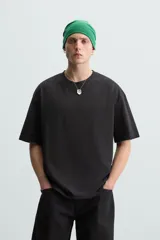 Camiseta marrón de algodón, corte relaxed fit, cuello redondo y manga corta.